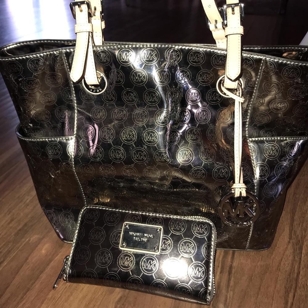 Michael kors purse with matching wallet